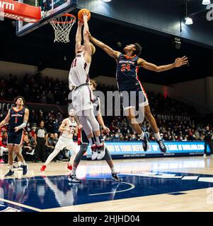 Januar 29 2022 Moraga, CA U.S.A. St. Marys Stürmer Matthias Tass (11) Slam dunks the Ball during the NCAA Men's Basketball game between Pepperdine Waves and Saint Mary's Gaels. Saint MaryÕs schlug Pepperdine 81-57 im University Credit Union Pavilion Moraga Calif. Thurman James/CSM Stockfoto