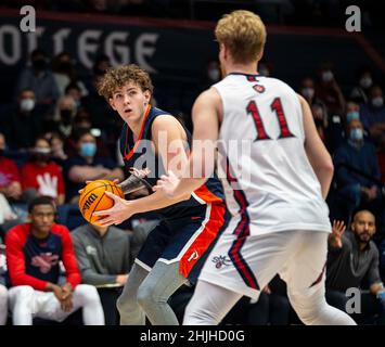 Januar 29 2022 Moraga, CA U.S.A. das Pepperdine Waves Center Carson Basham (11) scheint während des NCAA Männer-Basketballspiels zwischen Pepperdine Waves und Saint Mary's Gaels den Ball zu spielen. Saint MaryÕs schlug Pepperdine 81-57 im University Credit Union Pavilion Moraga Calif. Thurman James/CSM Stockfoto