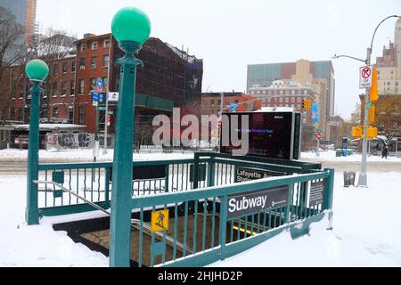 Ein Blick auf den Big Apple nach einem schweren Schneesturm am 29. Januar 2022 in New York City, NY, USA. Ein mächtiges Nor'easter brachte blendende Schneestürme mit starken Winden, die weite Verbreitung von Stromausfällen in weiten Teilen der Küste des Mittelatlantiks und Neuenglands verursachten. Foto von Charles Guerin/ABACAPRESS.COM Stockfoto