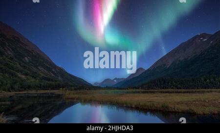 Alaska Landschaft der erstaunlichen Nordlichter über einem Bergsee auf der Halbinsel Kenai Stockfoto