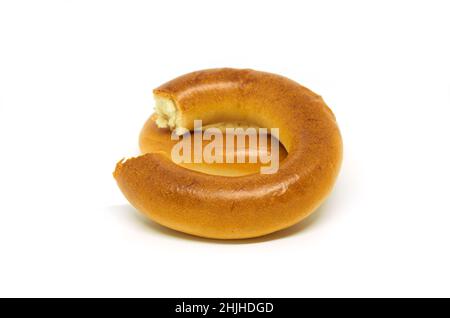 Ganze und gebissene Bagels auf weißem Hintergrund Stockfoto