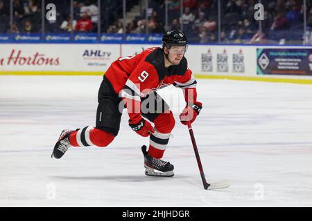 29. Januar 2022: Zentrum der Utica Comets Alexander Holtz (9) rutscht in der ersten Periode gegen die Rochester-Amerikaner in die Zone. Die Rochester Americans veranstalteten die Utica Comets auf Pink in der Rink Night in einem Spiel der American Hockey League in der Blue Cross Arena in Rochester, New York. (Jonathan Tenca/CSM) Stockfoto