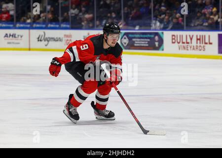 29. Januar 2022: Zentrum der Utica Comets Alexander Holtz (9) rutscht in der ersten Periode gegen die Rochester-Amerikaner in die Zone. Die Rochester Americans veranstalteten die Utica Comets auf Pink in der Rink Night in einem Spiel der American Hockey League in der Blue Cross Arena in Rochester, New York. (Jonathan Tenca/CSM) Stockfoto