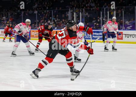 29. Januar 2022: Utica Comets Center Fabian Zetterlund (20) schoss in der ersten Periode gegen die Rochester-Amerikaner ins Netz. Die Rochester Americans veranstalteten die Utica Comets auf Pink in der Rink Night in einem Spiel der American Hockey League in der Blue Cross Arena in Rochester, New York. (Jonathan Tenca/CSM) Stockfoto