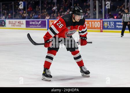 29. Januar 2022: Utica Comets Center Ryan Schmelzer (26) bereitet sich darauf vor, sich in der ersten Periode gegen die Rochester-Amerikaner zu wehren. Die Rochester Americans veranstalteten die Utica Comets auf Pink in der Rink Night in einem Spiel der American Hockey League in der Blue Cross Arena in Rochester, New York. (Jonathan Tenca/CSM) Stockfoto