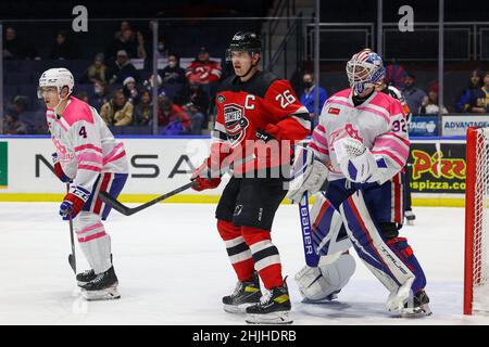 29. Januar 2022: Utica Comets Center Ryan Schmelzer (26) arbeitet in der ersten Periode daran, Rochester Americans Torhüter Mat Robson (32) zu bebilden. Die Rochester Americans veranstalteten die Utica Comets auf Pink in der Rink Night in einem Spiel der American Hockey League in der Blue Cross Arena in Rochester, New York. (Jonathan Tenca/CSM) Stockfoto