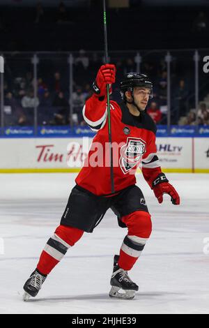 29. Januar 2022: Utica Comets Verteidiger Robbie Russo (5) feiert nach einem Comets-Tor in der ersten Periode gegen die Rochester-Amerikaner. Die Rochester Americans veranstalteten die Utica Comets auf Pink in der Rink Night in einem Spiel der American Hockey League in der Blue Cross Arena in Rochester, New York. (Jonathan Tenca/CSM) Stockfoto