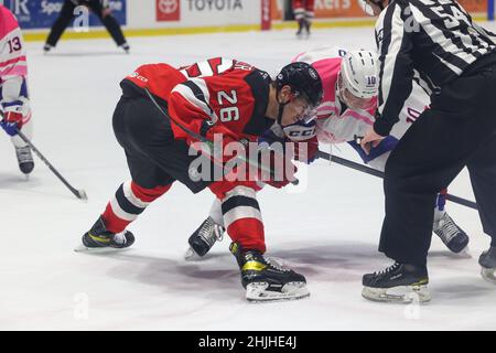 29. Januar 2022: Utica Comets Center Ryan Schmelzer (26) nimmt in der zweiten Periode ein Gesicht gegen die Rochester-Amerikaner. Die Rochester Americans veranstalteten die Utica Comets auf Pink in der Rink Night in einem Spiel der American Hockey League in der Blue Cross Arena in Rochester, New York. (Jonathan Tenca/CSM) Stockfoto