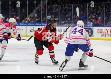 29. Januar 2022: Zentrum von Utica Comets Fabian Zetterlund (20) rutscht in der ersten Periode gegen die Rochester-Amerikaner in die Zone. Die Rochester Americans veranstalteten die Utica Comets auf Pink in der Rink Night in einem Spiel der American Hockey League in der Blue Cross Arena in Rochester, New York. (Jonathan Tenca/CSM) Stockfoto