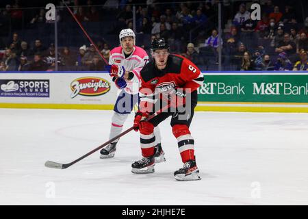 29. Januar 2022: Utica Comets Center Alexander Holtz (9) wartet in der ersten Periode auf einen Pass gegen die Rochester-Amerikaner. Die Rochester Americans veranstalteten die Utica Comets auf Pink in der Rink Night in einem Spiel der American Hockey League in der Blue Cross Arena in Rochester, New York. (Jonathan Tenca/CSM) Stockfoto