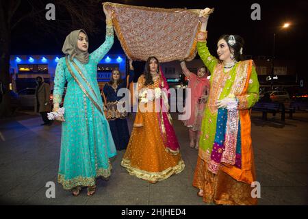 London, Großbritannien. 29th. Januar 2022. Eine Braut, Halema, kommt zu ihrem Rasm-e-Mehndi, der traditionellen pakistanischen Vorhochzeit-Feier in Wembley, West-London. Foto: Marcin Nowak/Alamy Live News Stockfoto