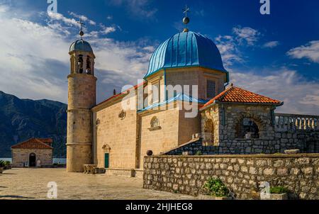 Kirche der Gottesmutter von den Felsen auf einer künstlichen Insel in der berühmten Bucht von Kotor in der Nähe von Perast, Montenegro Stockfoto