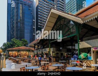 Singapur - 07. September 2019: Kunden gehen in das Straßenhändler-Zentrum Lau Pa Sat Telok Ayer Market, im Hintergrund Wolkenkratzer in der Innenstadt Stockfoto