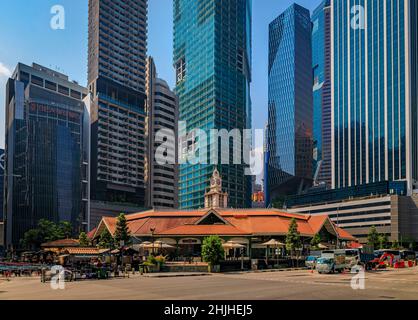 Singapur - 07. September 2019: Ein beliebtes Straßenhändler-Zentrum Lau Pa Sat Telok Ayer Market, mit Wolkenkratzern in der Innenstadt im Hintergrund Stockfoto