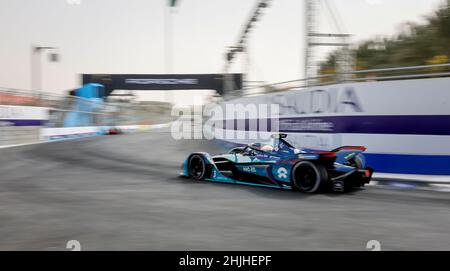 (220130) -- RIAD, 30. Januar 2022 (Xinhua) -- Oliver Turvey vom NIO 333 FE Team startet im zweiten Lauf der ABB Formel-E-Weltmeisterschaft DIRIYAH E-Prix, Riad, Saudi-Arabien, 29. Januar 2022. (Saudisches Medienministerium über Xinhua) Stockfoto