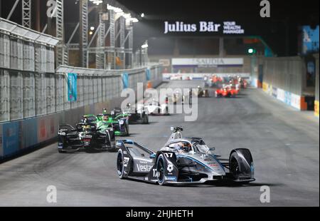 (220130) -- RIYADH, 30. Januar 2022 (Xinhua) -- Fahrer treten im zweiten Lauf der ABB Formel-E-Weltmeisterschaft DIRIYAH E-Prix, Riad, Saudi-Arabien, am 29. Januar 2022 an. (Saudisches Medienministerium über Xinhua) Stockfoto