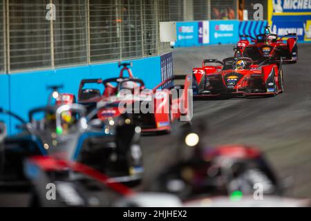 (220130) -- RIYADH, 30. Januar 2022 (Xinhua) -- Fahrer treten im zweiten Lauf der ABB Formel-E-Weltmeisterschaft DIRIYAH E-Prix, Riad, Saudi-Arabien, am 29. Januar 2022 an. (Saudisches Medienministerium über Xinhua) Stockfoto