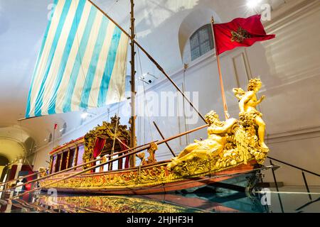VENARIA REALE, ITALIEN - CA. MAI 2021: Der Bucentaur (Bucintoro, 1729). Antikes Königliches Schiff der Savoia Familie. Stockfoto