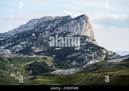 Schwarz-weißer Steinberg des Sedlo Passes im Durmitor Nationalpark Stockfoto