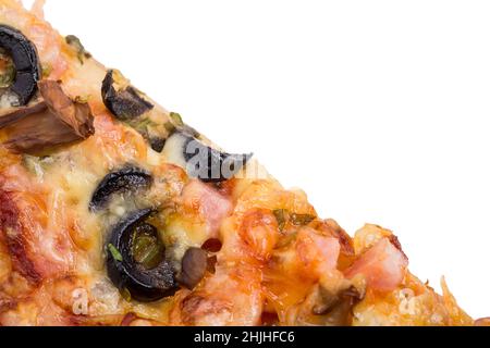 Ein Stück köstliche amerikanische Pizza mit Würstchen und Oliven. Isoliert auf weißem Hintergrund. Stockfoto