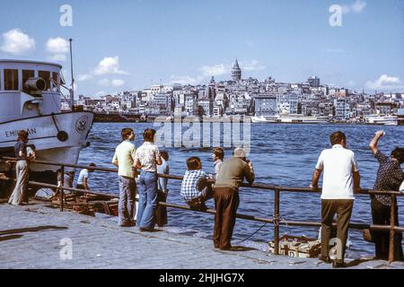 Am Wasser von Eminonu, mit Blick über das Goldene Horn (Halic) nach Galata und den Galata Tower, Istanbul, Türkei, im Jahr 1974 Stockfoto