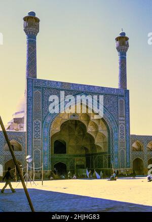 Zum Weltkulturerbe gehörende Masjid-e-Jame (874 n. Chr.) in Isfahan, Iran, 1974. Die Mittagsgebete sind im Gange. Stockfoto