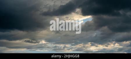 Panoramafoto von Sturmwolken am Himmel Stockfoto