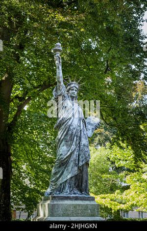 Frankreich. Paris (75) (th District) Jardin du Luxembourg. Die Freiheitsstatue erleuchtet die Welt . Replik des Bronzemodells, das Auguste Bartholdi Stockfoto
