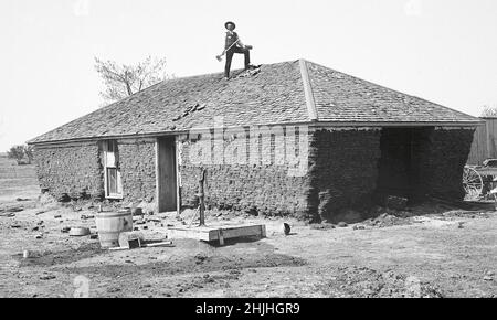 Soloman D Butcher - Butcher Foto: Abriss des 'alten Reyner-Sodhauses' im Jahr 1904, nach dem Bau eines neuen Queen Anne-Hauses auf dem Grundstück. Stockfoto