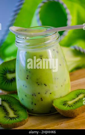 Frisch gemachter Milchshake mit Kiwi für eine gesunde Ernährung Stockfoto