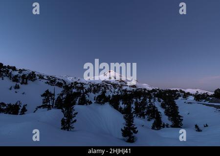 Sonnenaufgang über einem Berg in La Pierre Saint Martin, Frankreich Stockfoto
