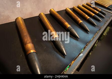 Schalen für den Tank auf dem Förderband. Militärische Industrie Stockfoto