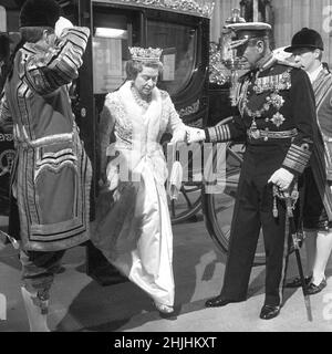 Datei-Foto vom 22/11/1988 von The Duke of Edinburgh, das Königin Elizabeth II. Dabei half, beim Eintreffen zur State Opening des australischen Bundesstaates £120.000, dem neuen Australia State Coach, Australiens 200-jähriges Geschenk, in den Houses of Parliament anzuzünden. Ausgabedatum: Sonntag, 30. Januar 2022. Stockfoto