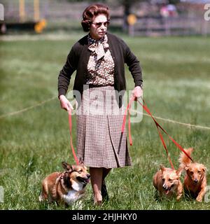 Aktenfoto vom 17/05/80 von Königin Elizabeth II. Mit einigen ihrer Corgis, die am zweiten Tag der Windsor Horse Trials den Cross Country Course besucht haben. Ausgabedatum: Sonntag, 30. Januar 2022. Stockfoto