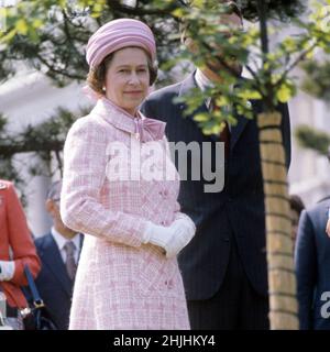 Aktenfoto vom 12/05/75 von Königin Elizabeth II., die in der Nähe eines Eichenholzes stand, den sie im Garten des Regierungsgasthauses in Tokio pflanzte, nachdem er vom Schloss Windsor nach Japan gebracht worden war. Ausgabedatum: Sonntag, 30. Januar 2022. Stockfoto