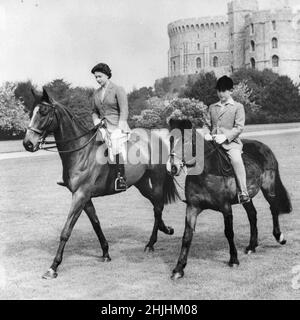 Datei-Foto vom 18/05/61 von Queen Elizabeth II und dem Prince of Wales, der auf dem Windsor Castle reitet. Ausgabedatum: Sonntag, 30. Januar 2022. Stockfoto