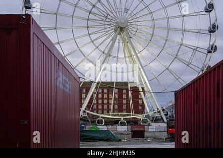 Im Münchner Werksviertel befindet sich das größte mobile Riesenrad der Welt, das 78 Meter hohe Umadium. Zwei Baucontainer daneben. Stockfoto