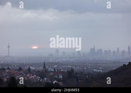 30. Januar 2022, Hessen, Königstein: Blick vom Taunus nach Frankfurt am Main bei Sonnenaufgang. Foto: Hannes P. Albert/dpa Stockfoto