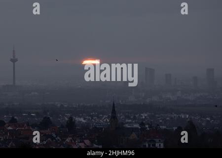 30. Januar 2022, Hessen, Königstein: Blick vom Taunus nach Frankfurt am Main bei Sonnenaufgang. Foto: Hannes P. Albert/dpa Stockfoto