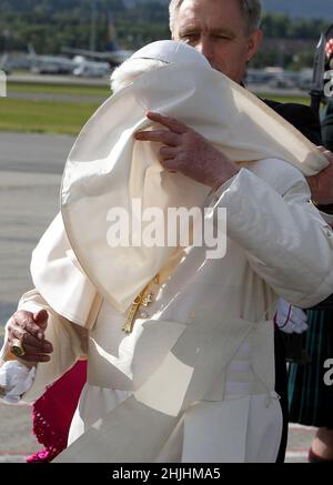 2010: Aktenfoto vom 2010. September von Papst Benedikt XVI., der in Edinburgh eintraf, um den ersten päpstlichen Staatsbesuch in Großbritannien zu beginnen. Ausgabedatum: Sonntag, 30. Januar 2022. Stockfoto