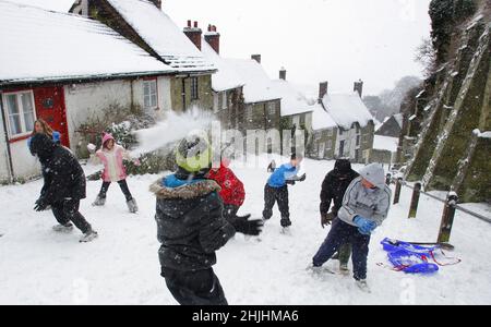 2009: Aktenfoto vom 2009. Februar, auf dem Schulkinder auf dem legendären Gold Hill in Shaftesbury, Dorset, eine Schneeballschlacht hatten, wo es in dieser Woche jeden Tag geschneit hatte. Ausgabedatum: Sonntag, 30. Januar 2022. Stockfoto