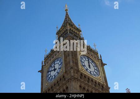 London, Großbritannien. 29th Januar 2022. Der Elizabeth Tower, allgemein bekannt als Big Ben gesehen, wurde nach aufwändigen Restaurierungsarbeiten, die 2017 begannen, enthüllt. Der 1859 fertiggestellte Uhrturm wurde von Charles Barry entworfen.London gewinnt langsam an Bedeutung, da die Beschränkungen von Covid 19 in Großbritannien weiter aufgehoben werden. Kredit: SOPA Images Limited/Alamy Live Nachrichten Stockfoto