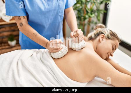 Frau Paar mit Rückenbehandlung mit thai-Taschen im Beauty-Center Stockfoto