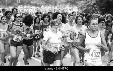 Eine große Gruppe von Läuferinnen nimmt am L'Eggs Mini-Marathon 1980 Teil, einem nur 10-Kilometer-Rennen für Frauen im Central Park, Manhattan, New York City. Stockfoto