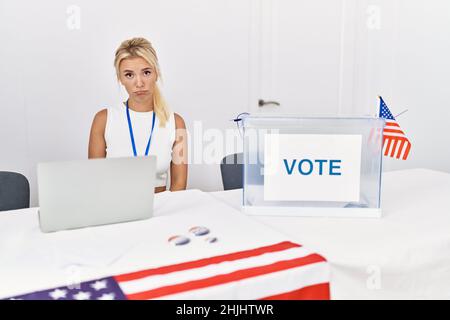 Junge kaukasische Frau bei der politischen Wahlkampfwahl in amerika deprimiert und sorgen sich um Bedrängnis, weinend wütend und ängstlich. Trauriger Ausdruck. Stockfoto