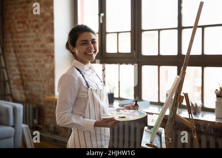 Glücklich inspirierte junge indische Künstlerin Frau genießen Hobby Stockfoto