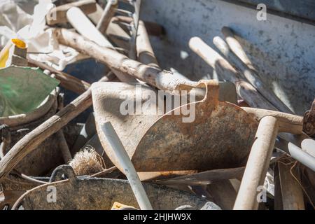 Veeding Hacke mit Holzgriff. Netz von sehr verwendeten Bauwerkzeugen Stockfoto