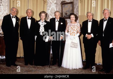 File Photo vom 4/12/1985 von Margaret Thatcher, zusammen mit Queen Elizabeth II. Und fünf ehemaligen Premierministern in der Downing Street, London, 10, als der Premierminister ein Abendessen zum 250th. Jahrestag der Residenz ausrichtete, in dem die Londoner Premierminister ihre Heimat hatten. (L-R) James Callaghan, Lord Home, Harold Macmillan, MargaretThatcher, Lord Stockton, Die Königin, Lord Wilson und Edward Heath. Ausgabedatum: Sonntag, 30. Januar 2022. Stockfoto