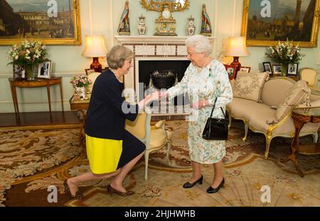 File Photo vom 13/7/2016 von Queen Elizabeth II., die Theresa May zu Beginn einer Audienz im Buckingham Palace, London, begrüßte, wo sie den ehemaligen Innenminister einlud, Premierminister zu werden und eine neue Regierung zu bilden. Ausgabedatum: Sonntag, 30. Januar 2022. Stockfoto