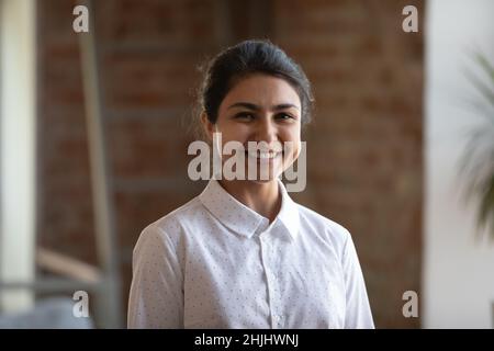 Happy Millennial Indian Unternehmerin Frau Kopf geschossen Porträt Stockfoto